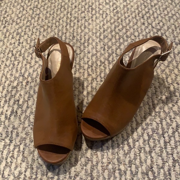 Like New Express Wedge Sandals - Picture 2 of 8